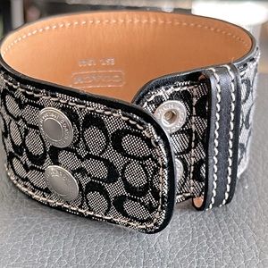 🩶 VINTAGE 🖤  COACH Leather & Twill wrap bracelet with iconic C design!